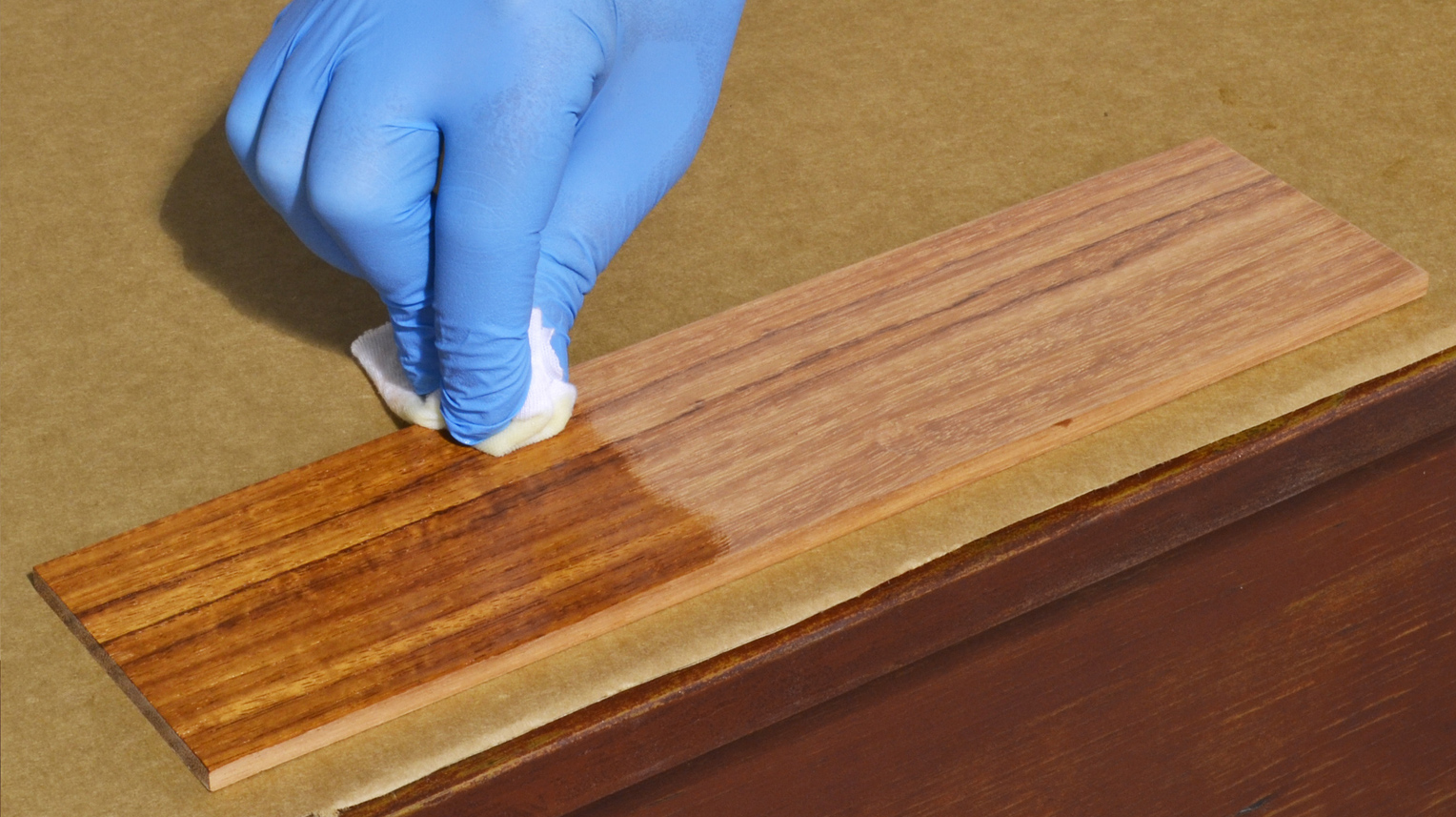 Покрытие лаком деревянного стола - фото