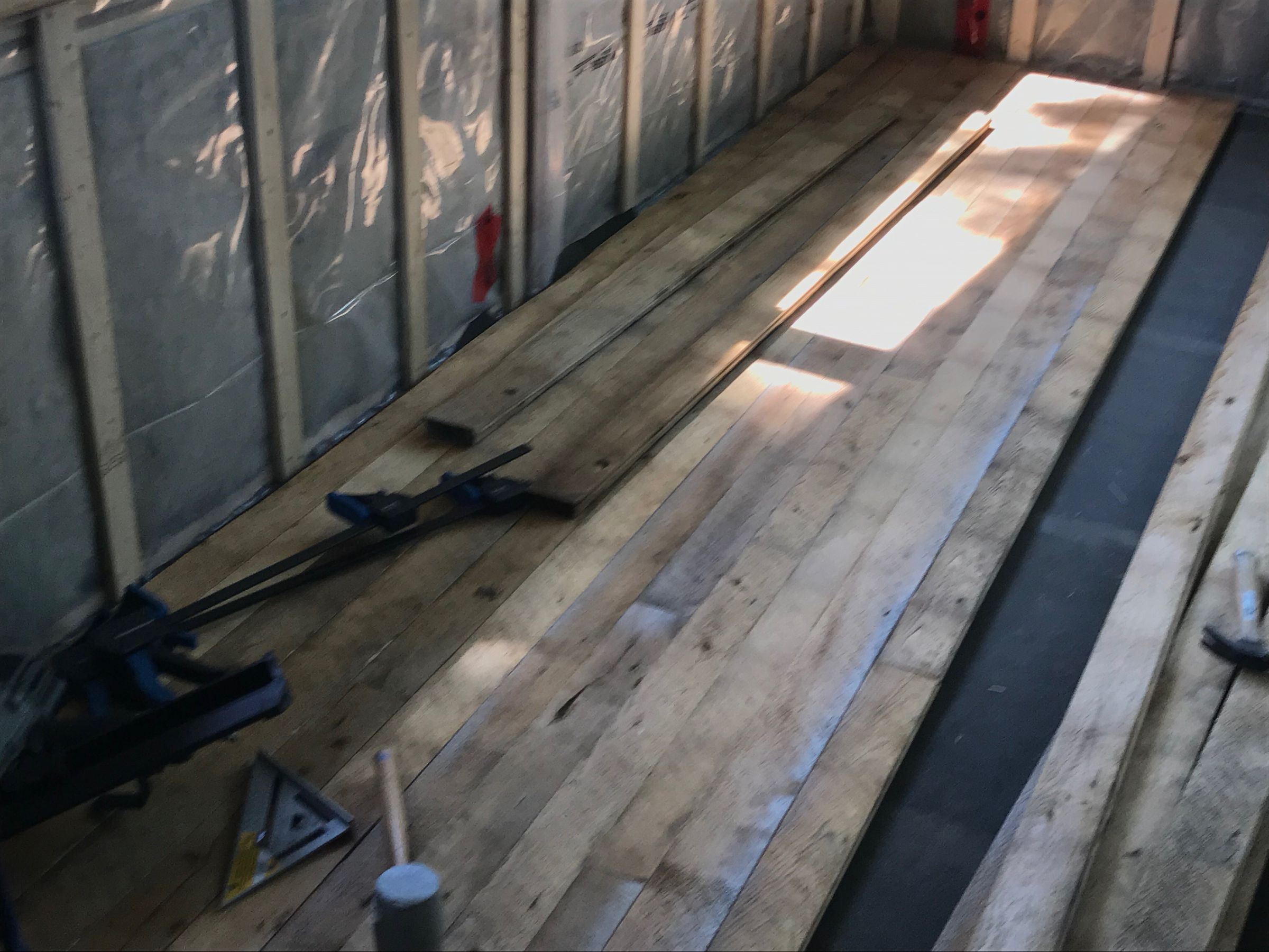 Plancher de pin embouveté pour véranda